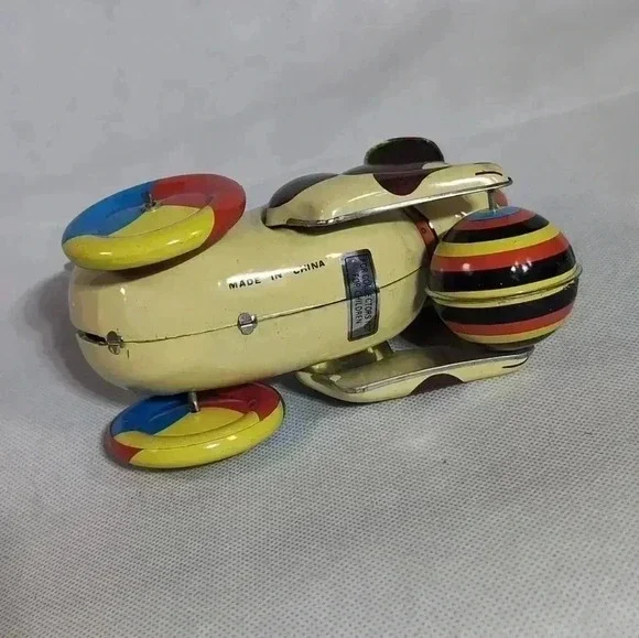 Metal Wind up toy Puppy with Ball press tail down to wind - Picture 5 of 5